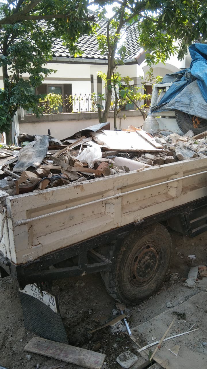 Pembersihan lahan pasca renovasi di Antapani Bandung