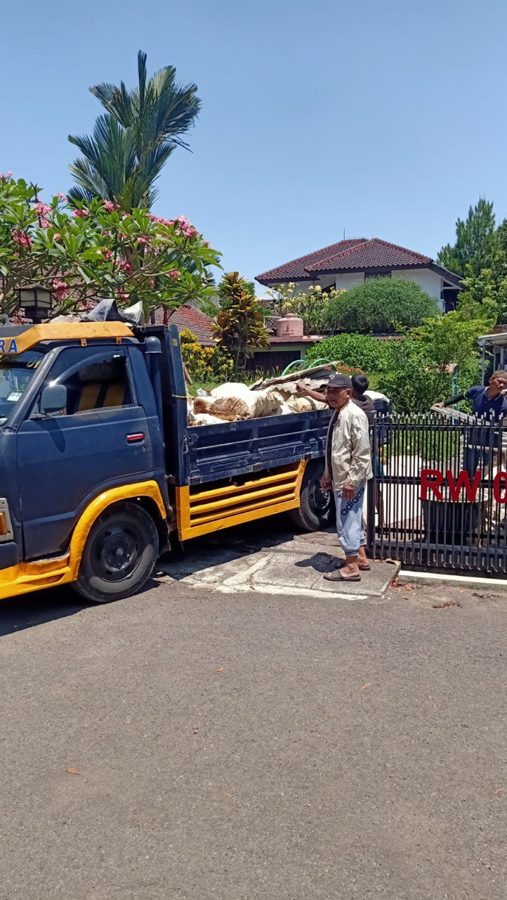 Pembersihan sisa material bangunan di Arcamanik Bandung